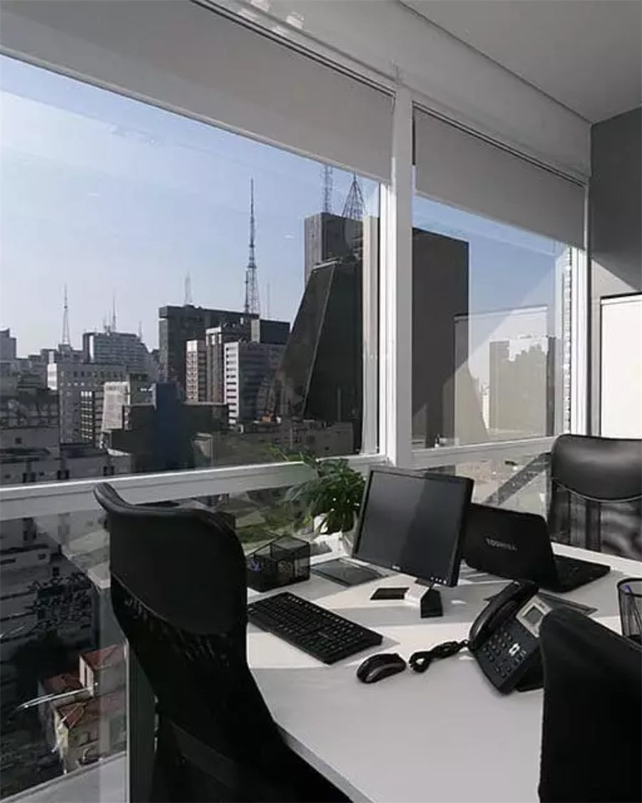Estações de trabalho com vista para a cidade